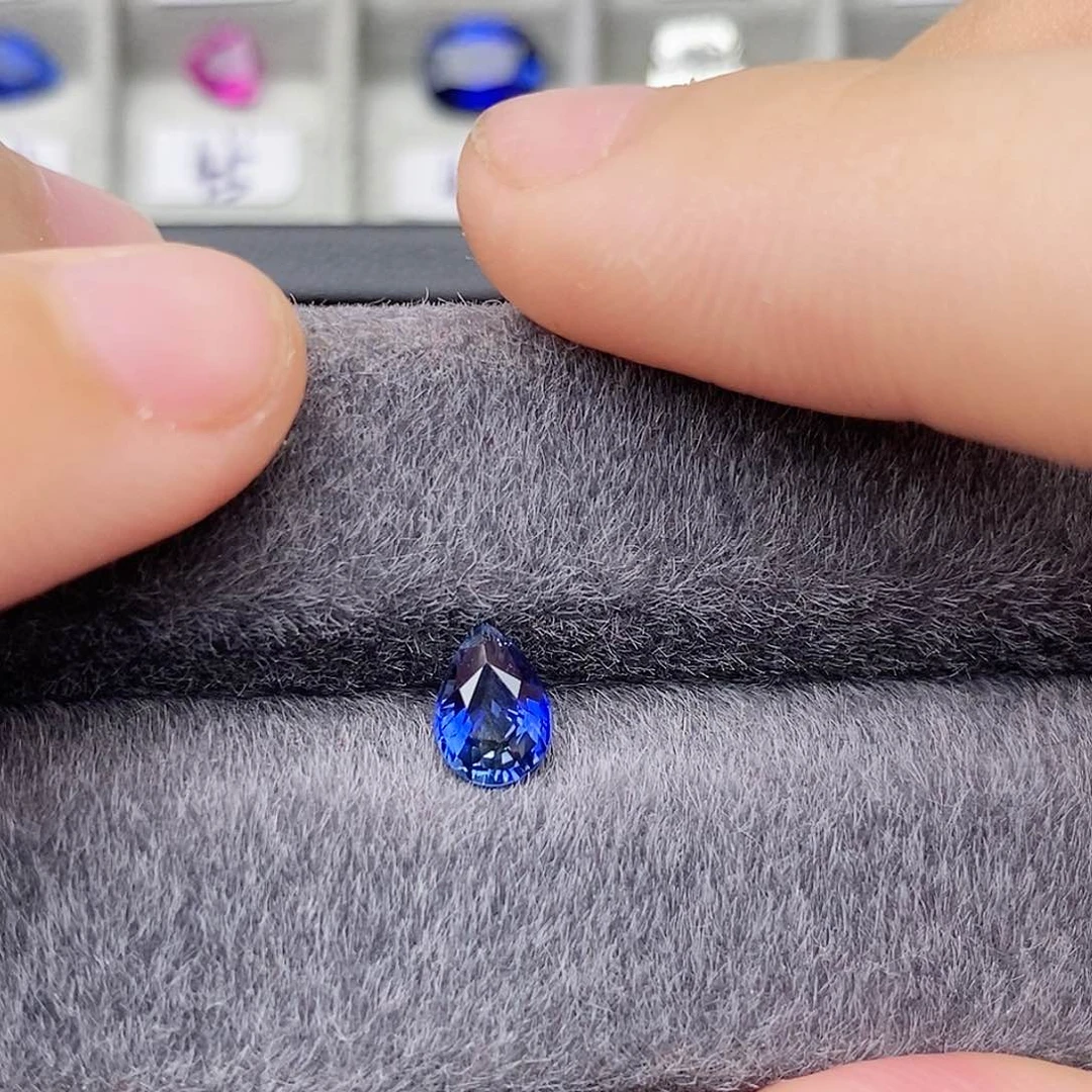 蓝宝石裸石未镶嵌水滴形矢车菊颜色浓郁0.84ct/0054