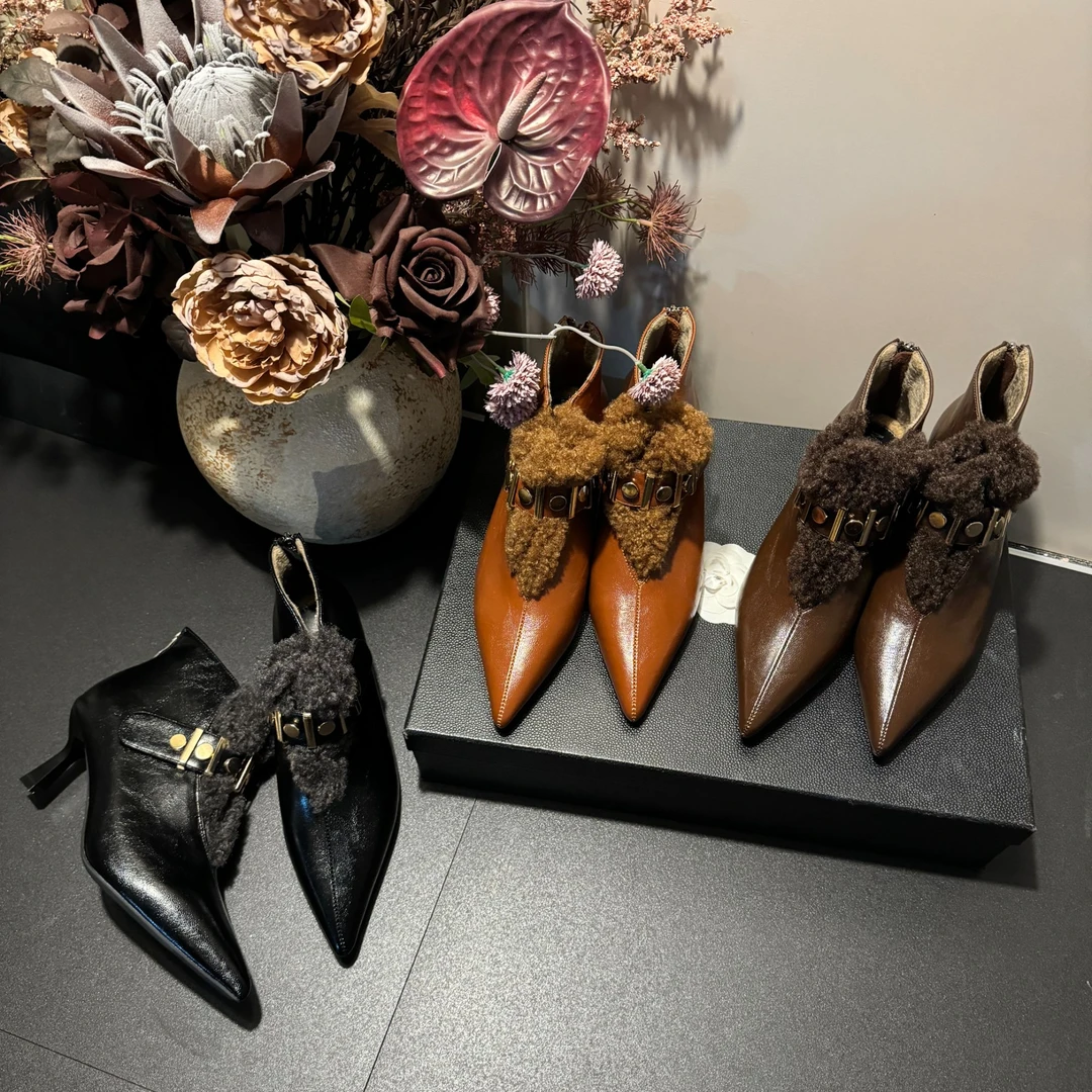 【现现】秋冬季时尚金属装饰加绒后拉链百搭精致感尖头深口高跟鞋