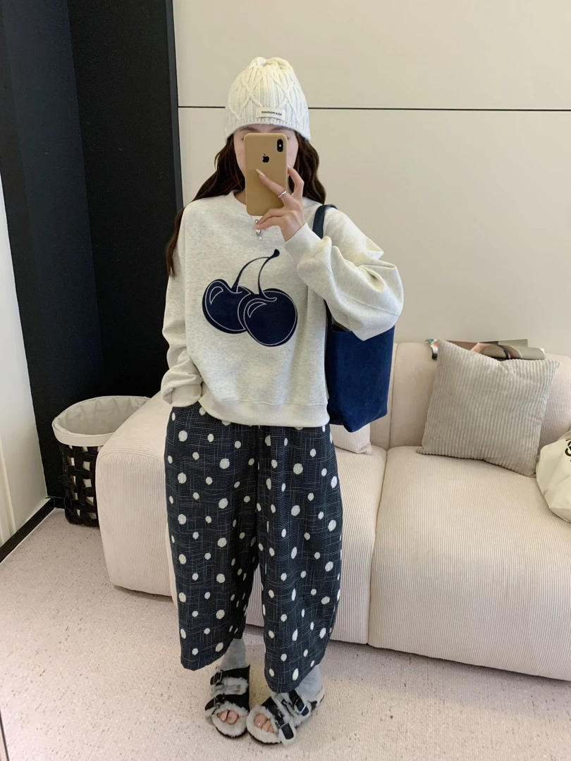 【CHENGZI】秋季新款韩版樱桃牛仔贴补刺绣套头圆领卫衣女显瘦