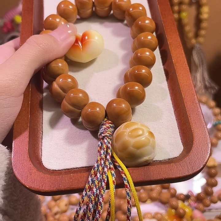 H***_吊坠猴头核桃猴头屁桃手持加爱心和甲壳