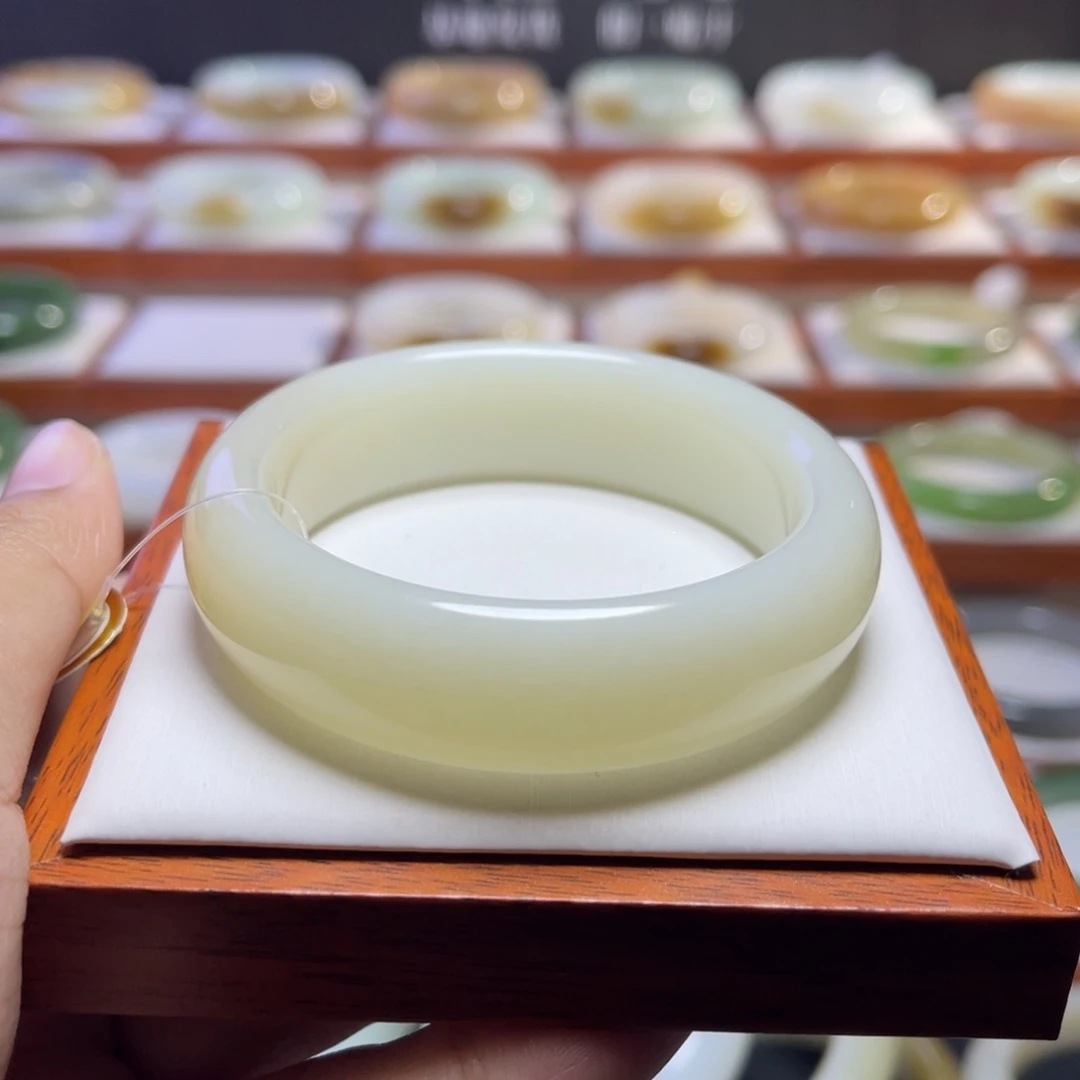 【闪购商品】和田玉手镯未镶嵌琼*