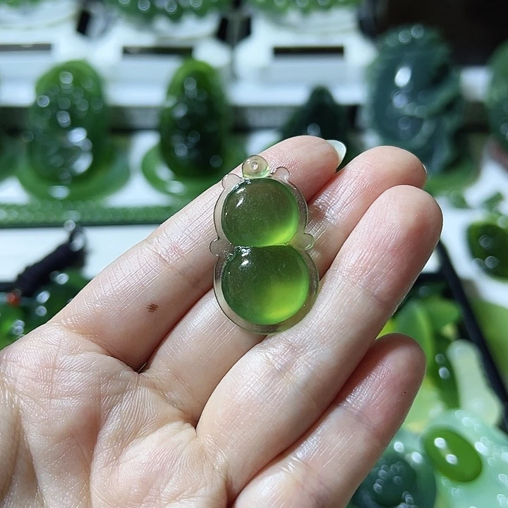 ****瓜蛇纹石玉未镶嵌颈饰