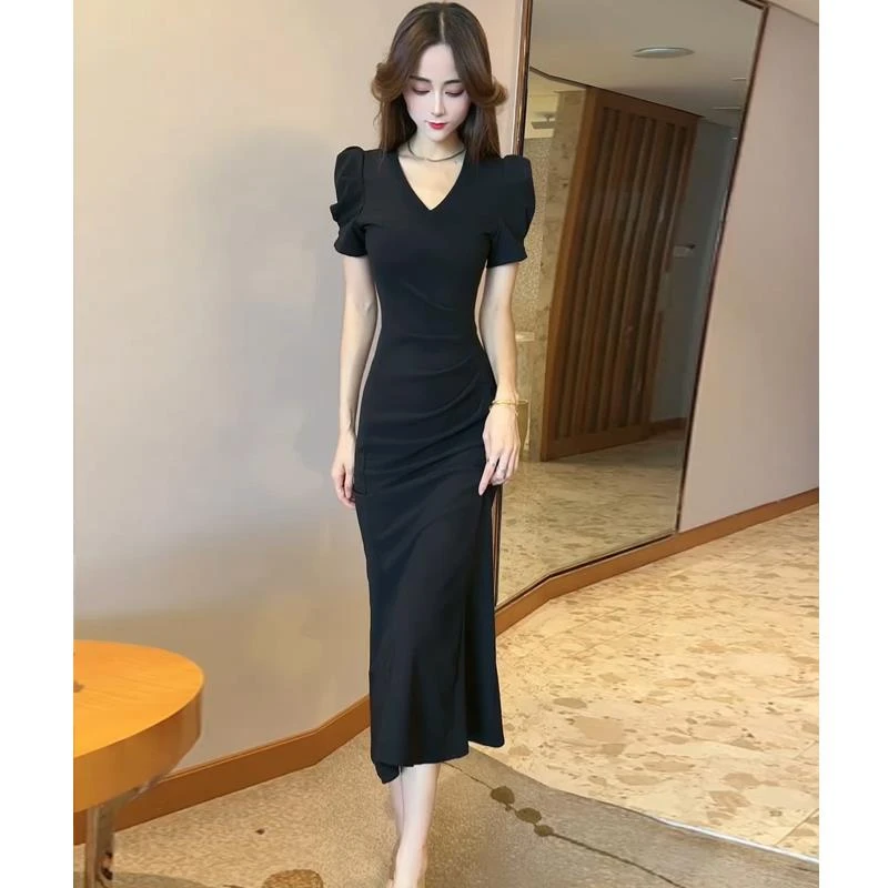 法式黑色短袖连衣裙女夏季2025新款高级感气质v领收腰鱼尾长裙
