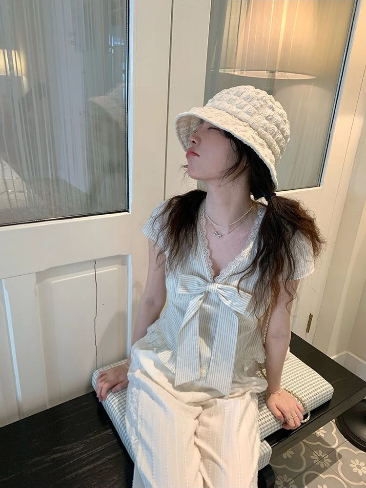 栀子清欢蓝色条纹蝴蝶结v领上衣女夏季新款设计感蕾丝边短袖衬衫