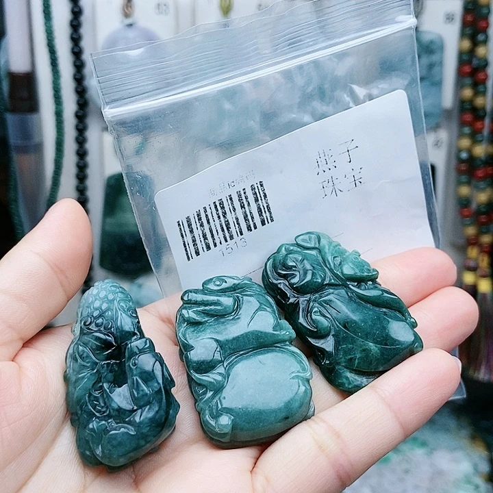 颈饰足铂镶嵌翡翠翡翠