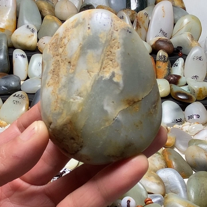 和田玉未镶嵌颈饰把件