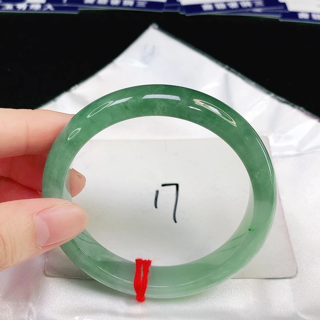 翡翠手镯未镶嵌翡翠手镯未镶嵌