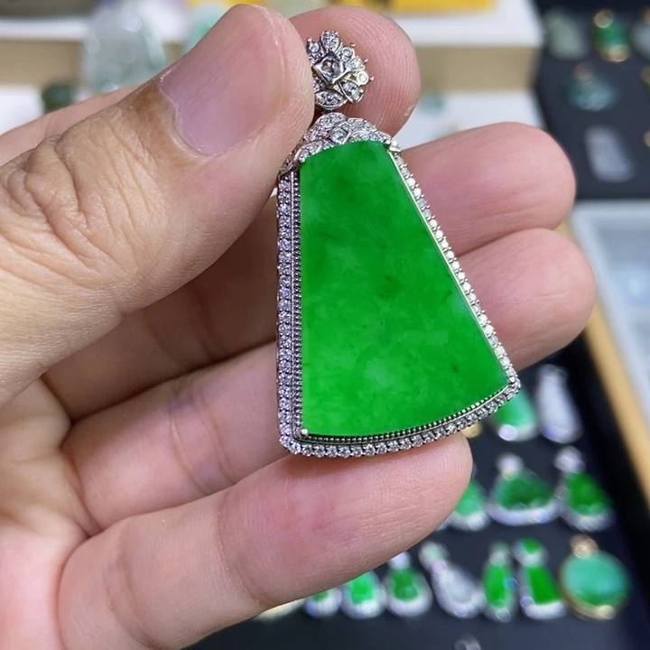 翡翠18K金镶嵌颈饰
