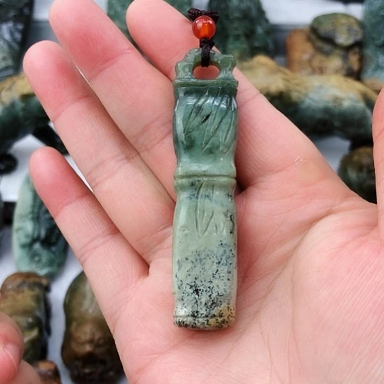 未镶嵌岫岩河磨玉（透闪石质玉）挂件