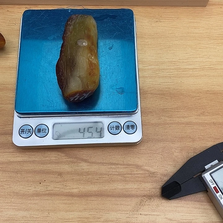 定制琥珀王*乾手把件