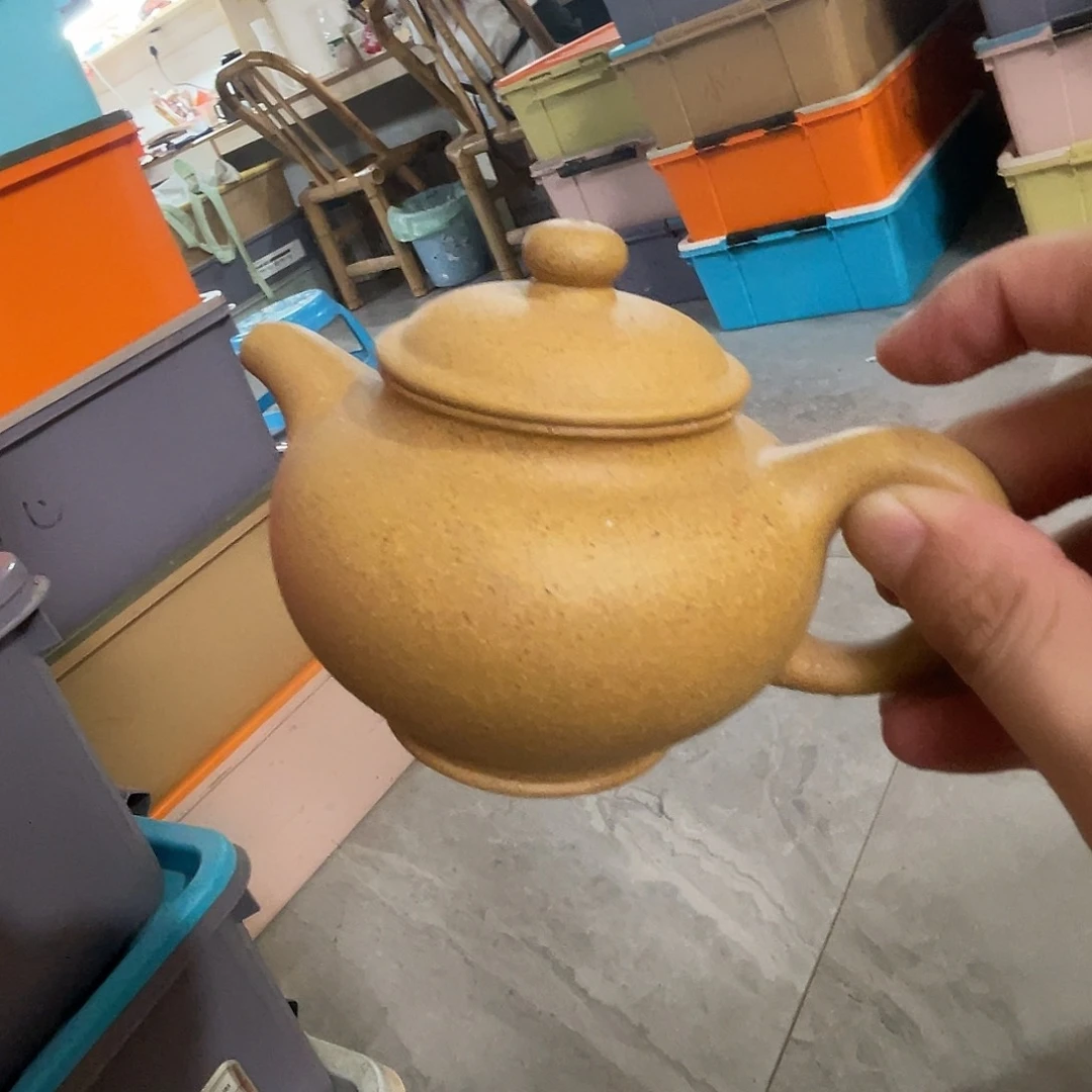 茶杯紫砂微瑕黄段多只。    徐娟。