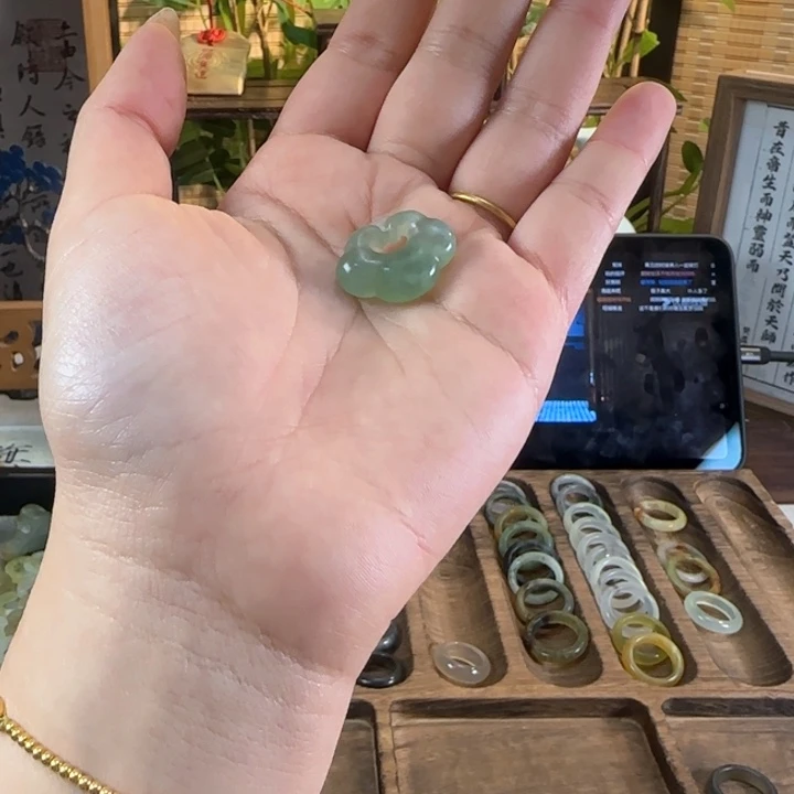 蛇纹石玉颈饰合金