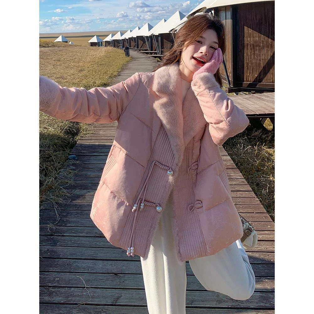 粉色设计感国风盘扣羽绒服女2025冬季新款羊羔毛翻领白鸭绒厚外套
