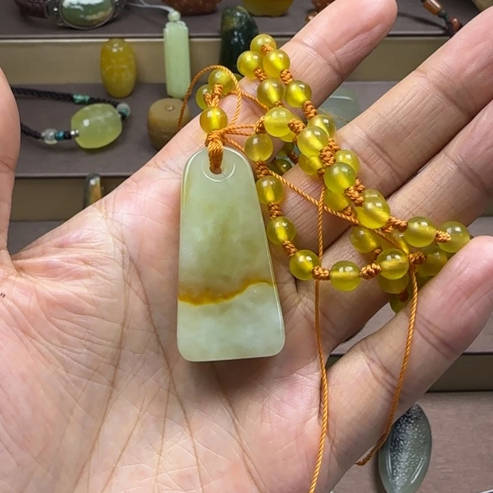 蛇纹石玉未镶嵌颈饰