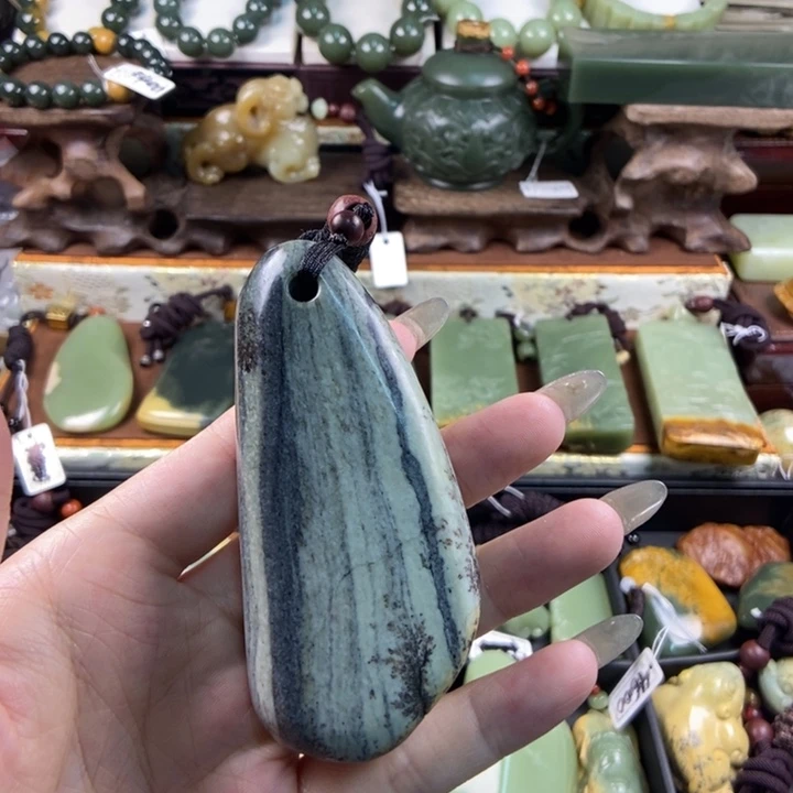 未镶嵌岫岩河磨玉（透闪石质玉）把件