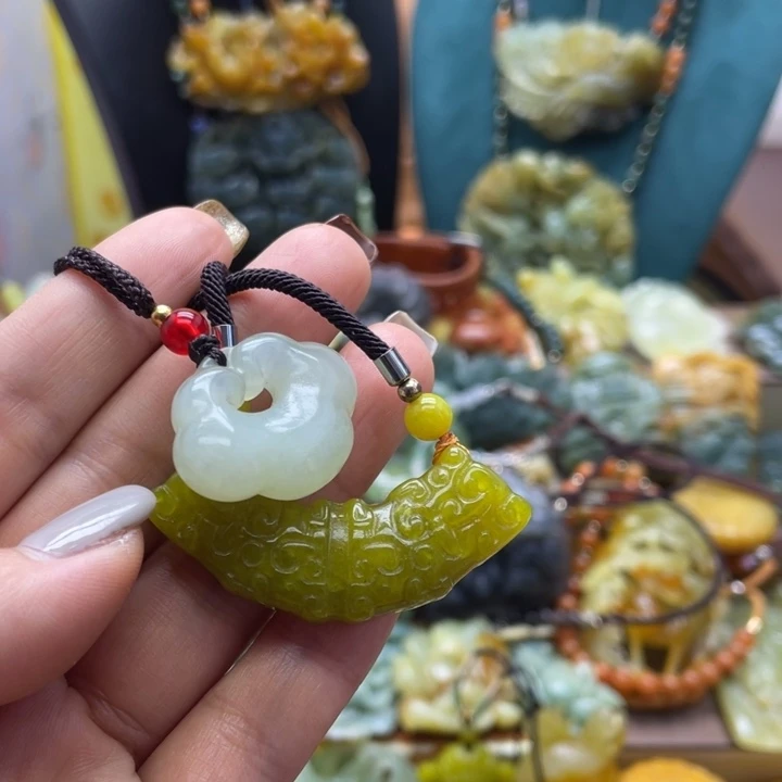 蛇纹石玉未镶嵌颈饰