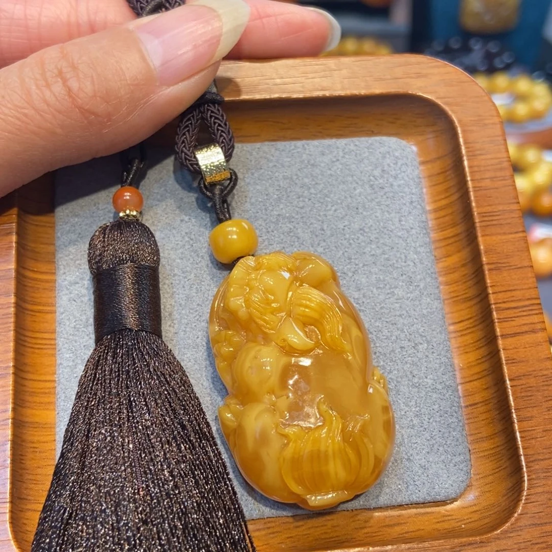 琥珀未镶嵌颈饰蜜蜡