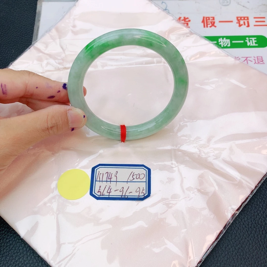 翡翠手镯未镶嵌翡翠