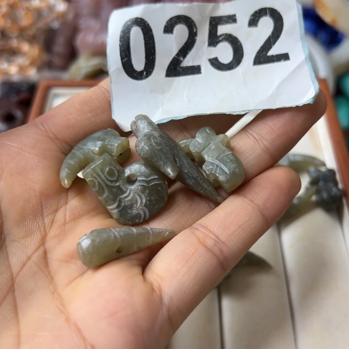 u***8和田玉（糖玉）未镶嵌颈饰