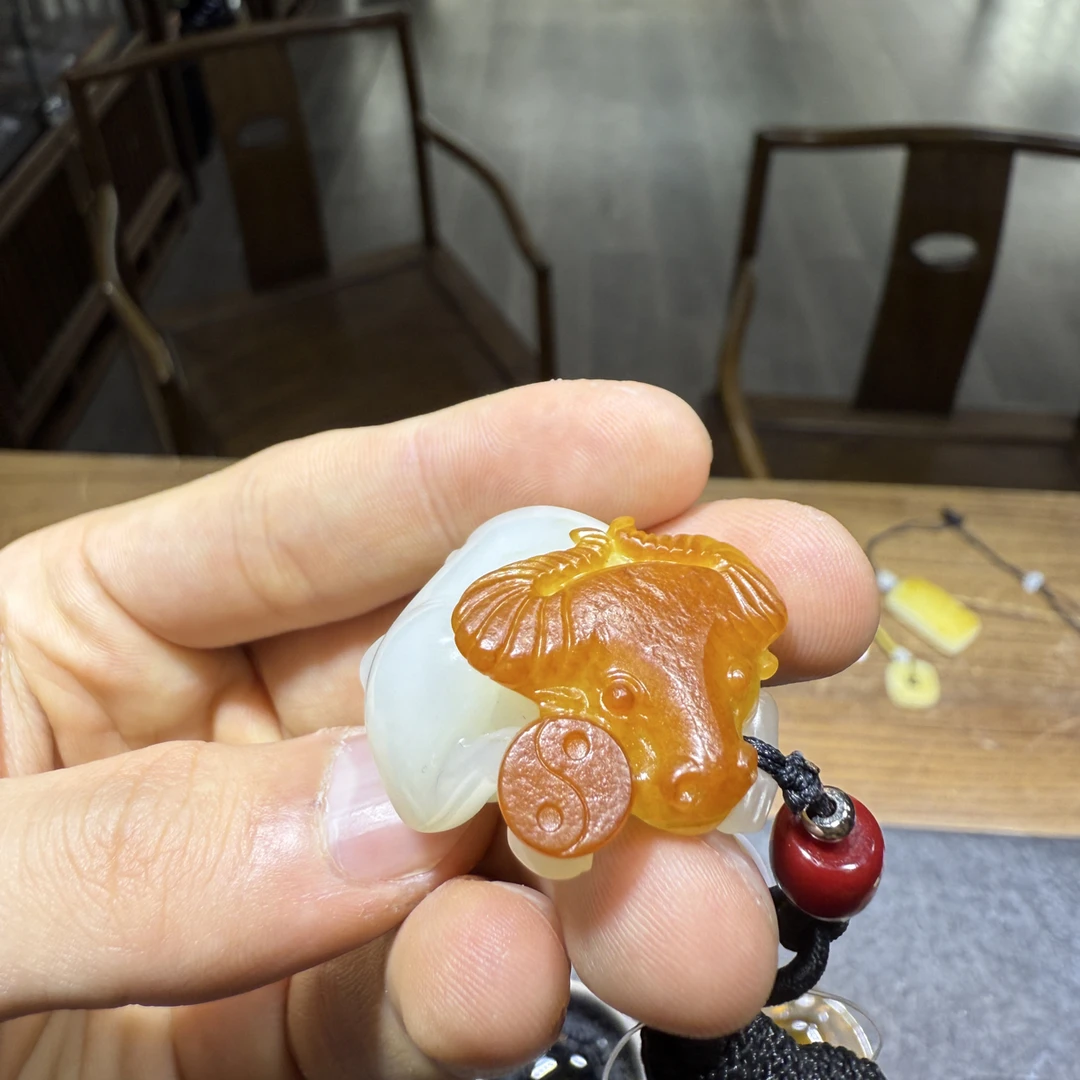 和田玉籽料扭转乾坤牛挂件