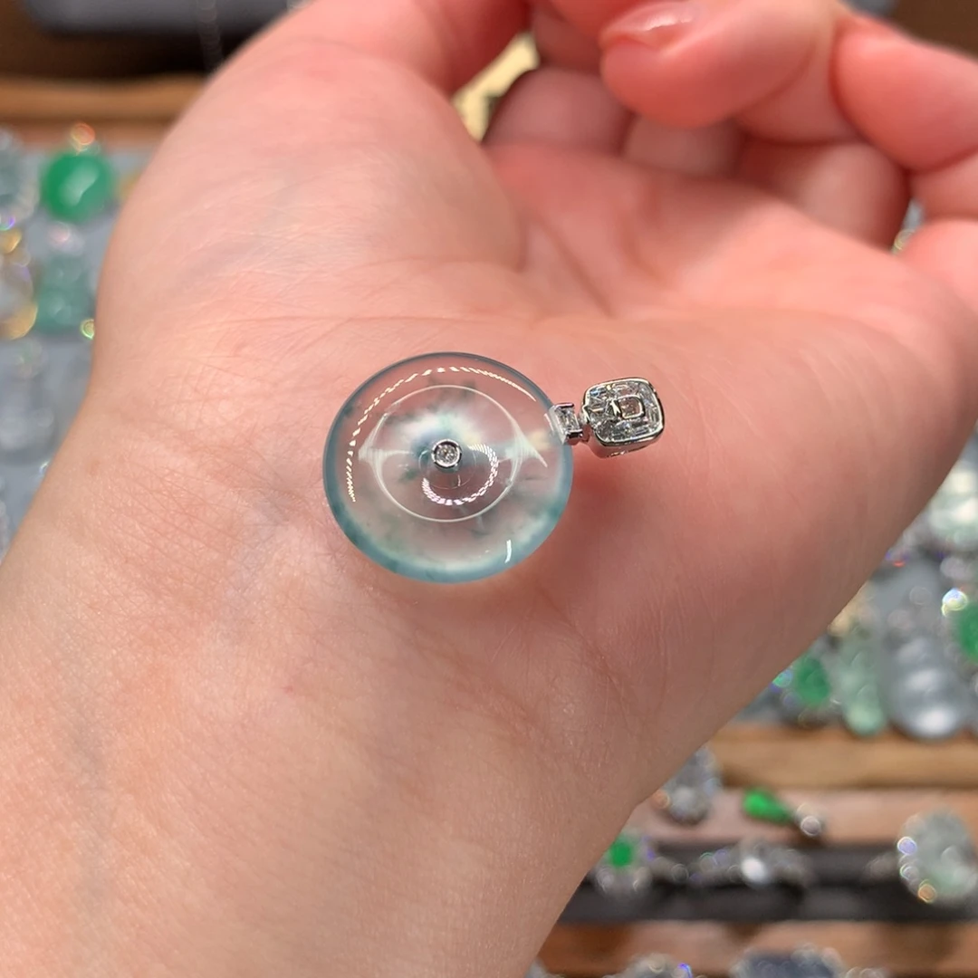 翡翠18K金镶嵌颈饰吊坠