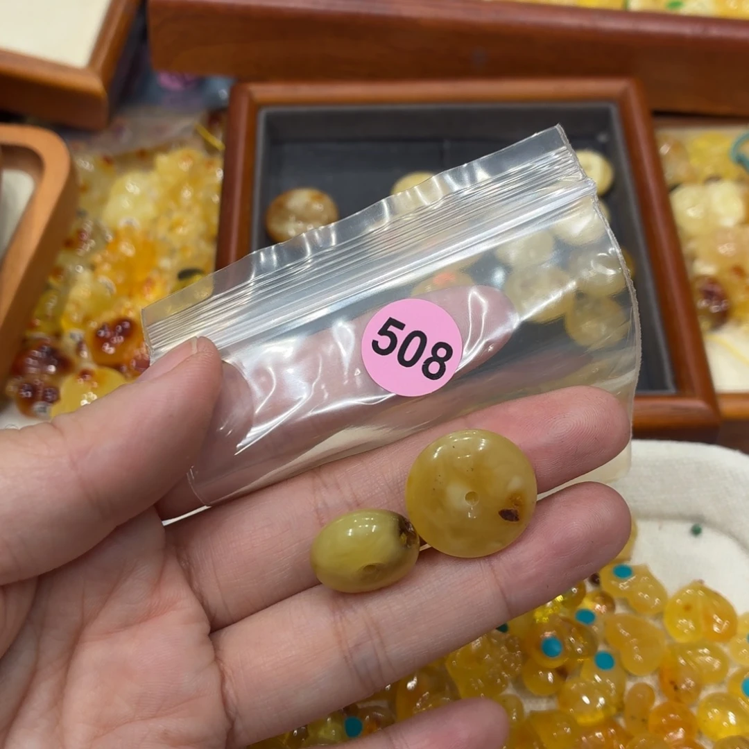 樱****琥珀未镶嵌珠宝奇石