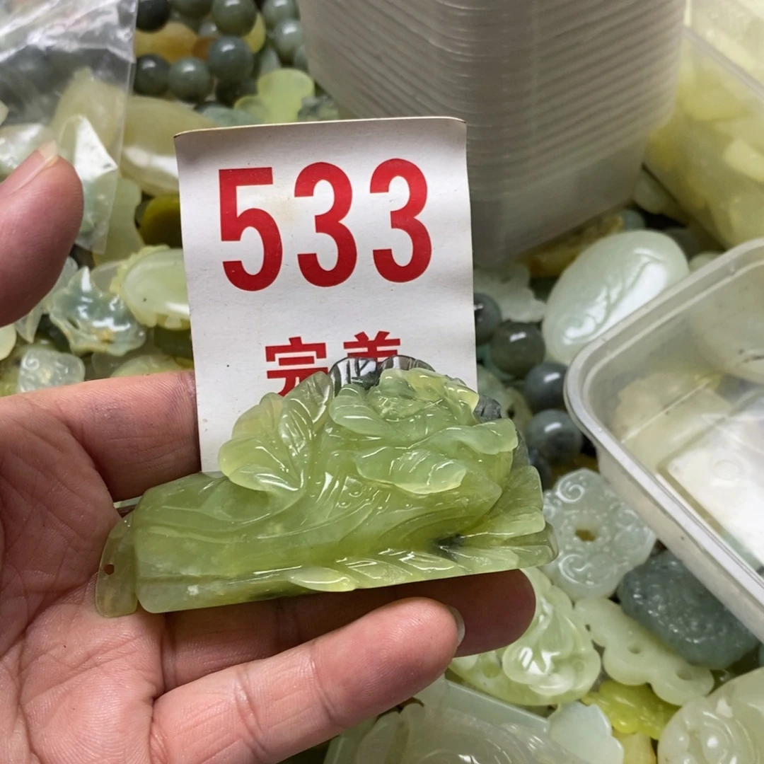 蛇纹石玉挂坠未镶嵌