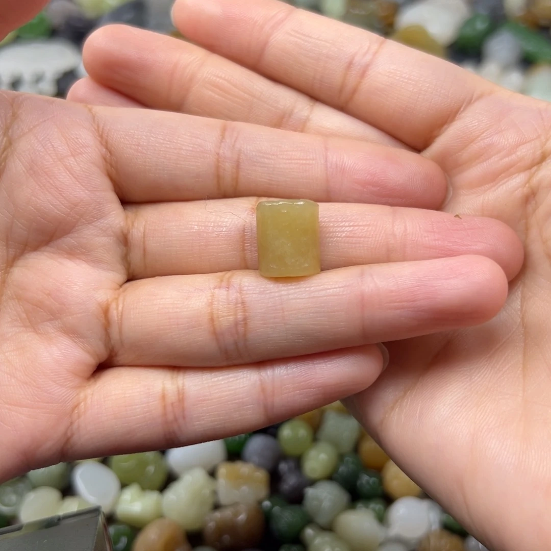 淇***果和田玉未镶嵌颈饰