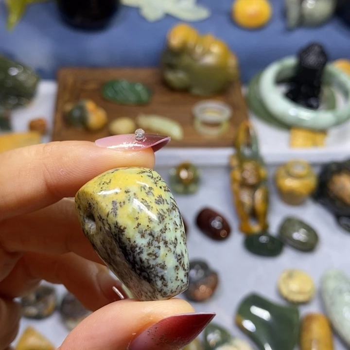 岫岩河磨玉（透闪石质玉）未镶嵌挂件三通1.8