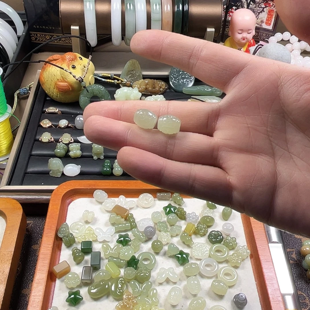 霞***M和田玉未镶嵌颈饰