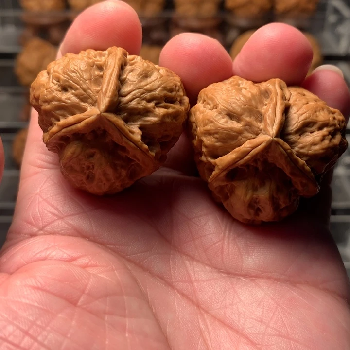 文玩核桃吊坠一**佛富贵花开