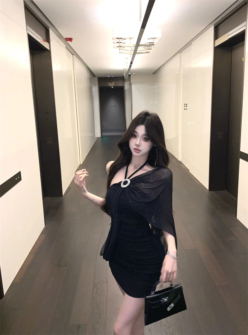 韩系千金感烫钻挂脖连衣裙女夏季2025纯欲风褶皱收腰包臀短裙新款