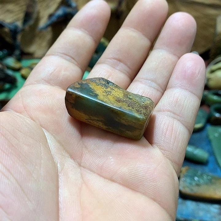 未镶嵌岫岩河磨玉（透闪石质玉）挂件