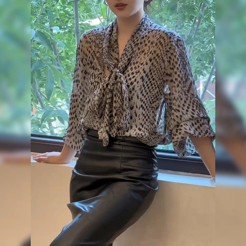 深v领复古时髦港风花色衬衫女早秋新款长袖宽松显瘦灯笼袖上衣潮