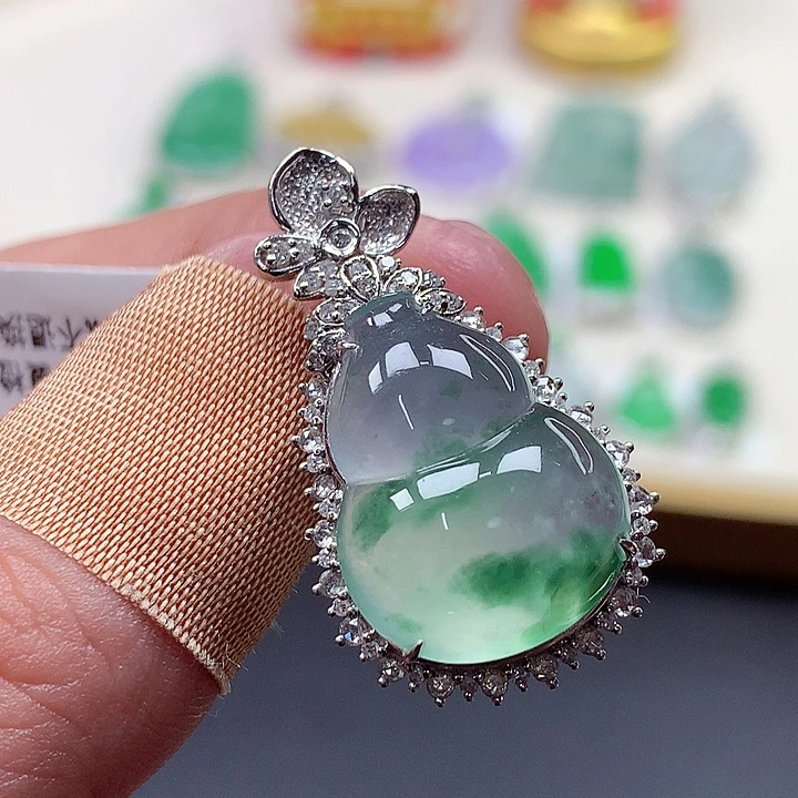 翡翠18K金镶嵌颈饰