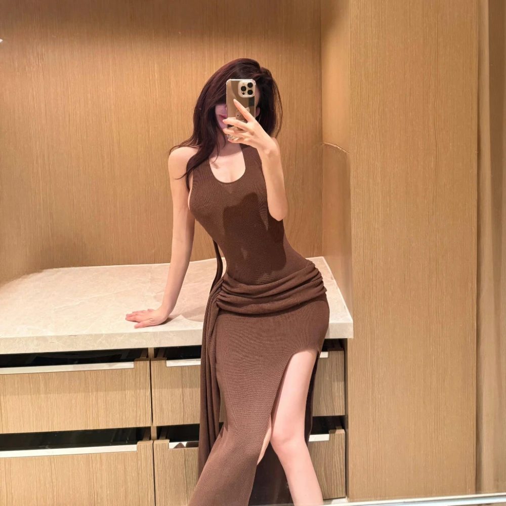 辣妹咖色挂脖连衣裙女装背心夏季新款收腰显瘦开叉性感包臀长裙子