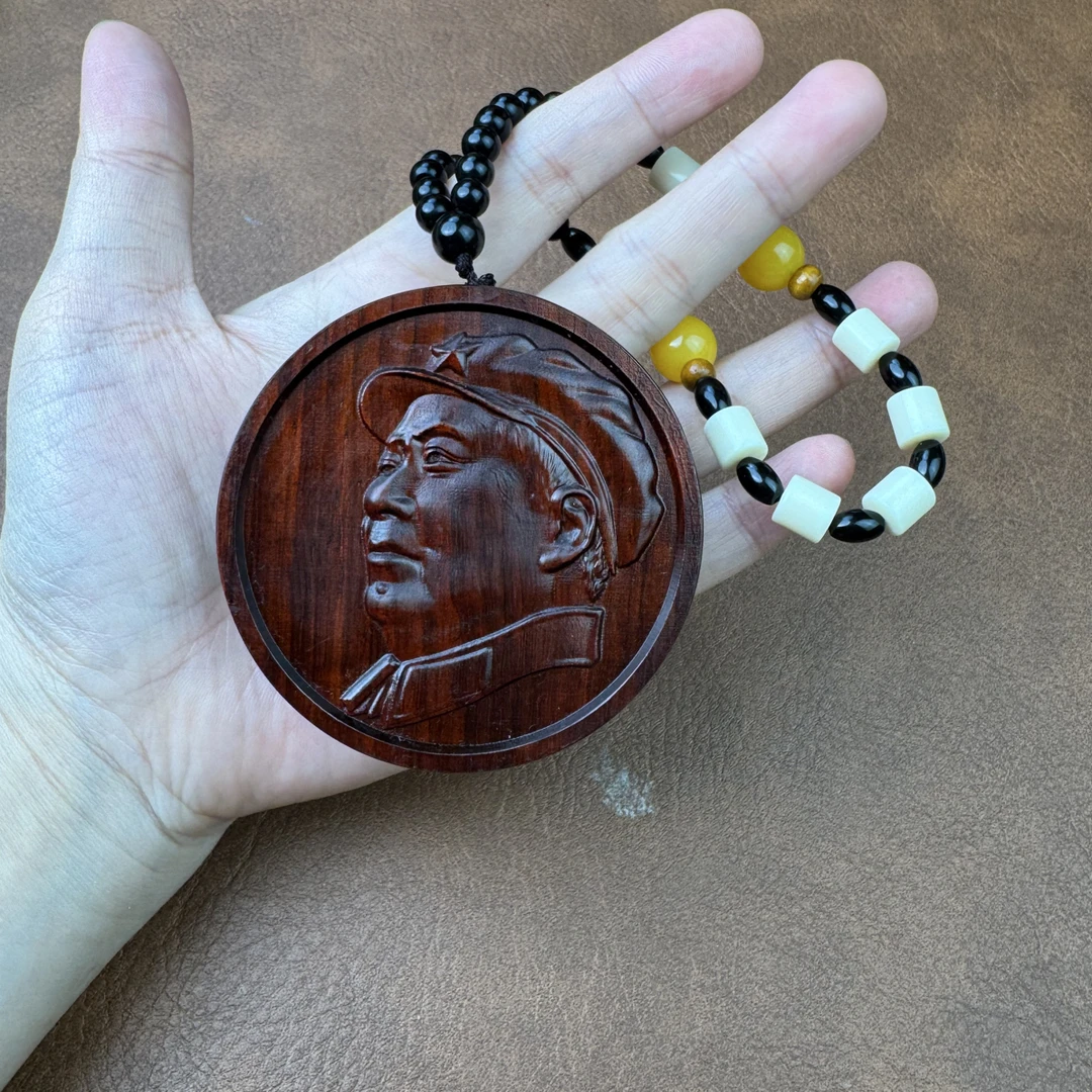 紫檀木双面雕刻加厚圆形头像手把件
