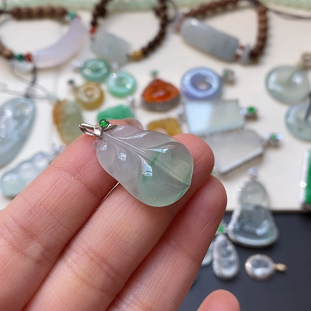 翡翠颈饰18K金镶嵌绿花叶子