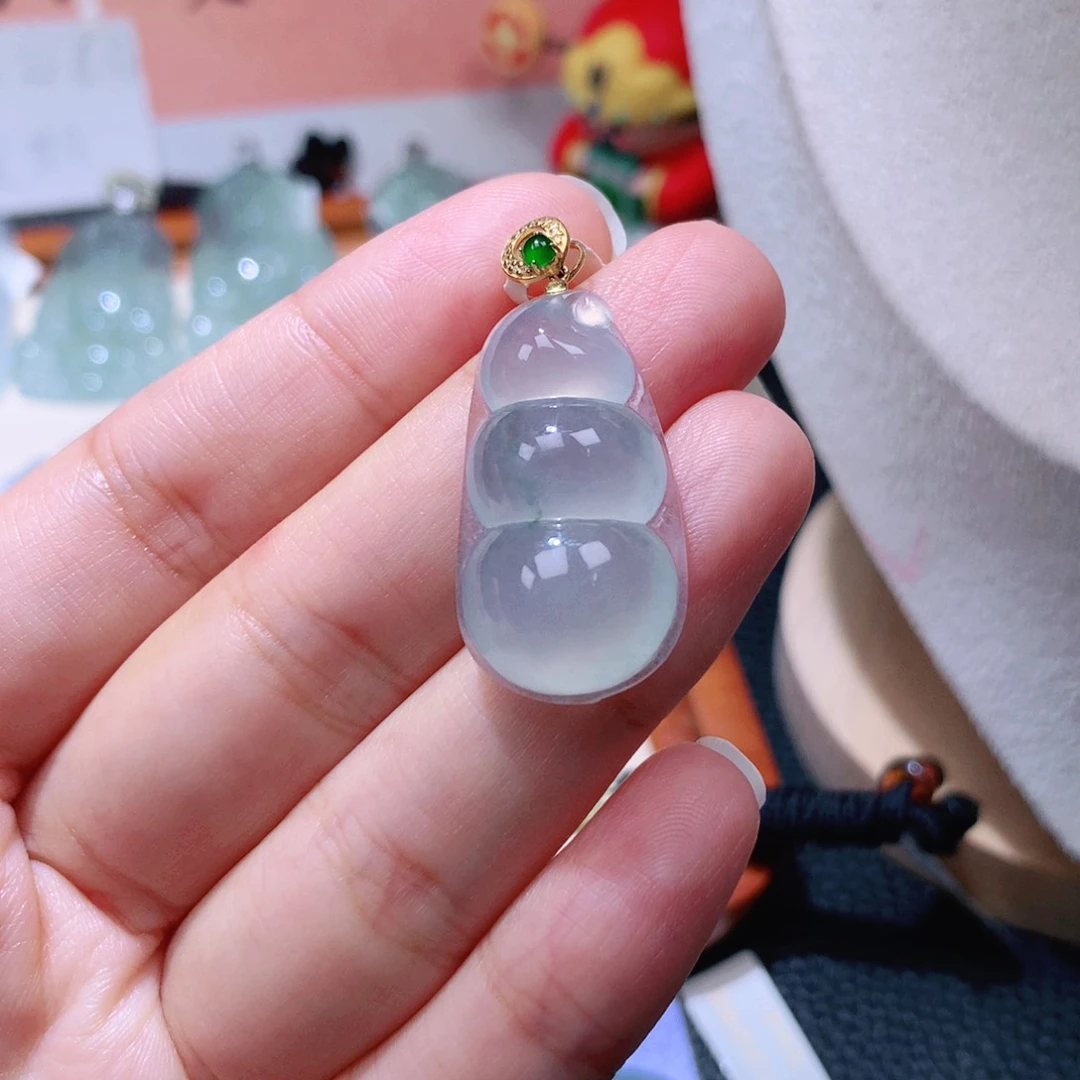 颈饰18K金镶嵌翡翠福豆