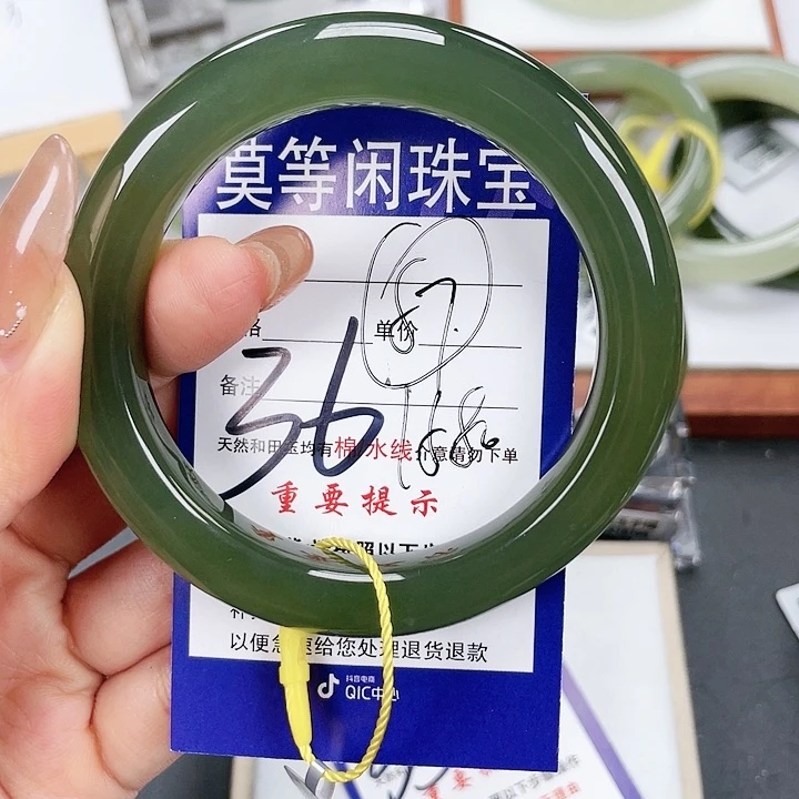 和田玉手镯未镶嵌是**呀