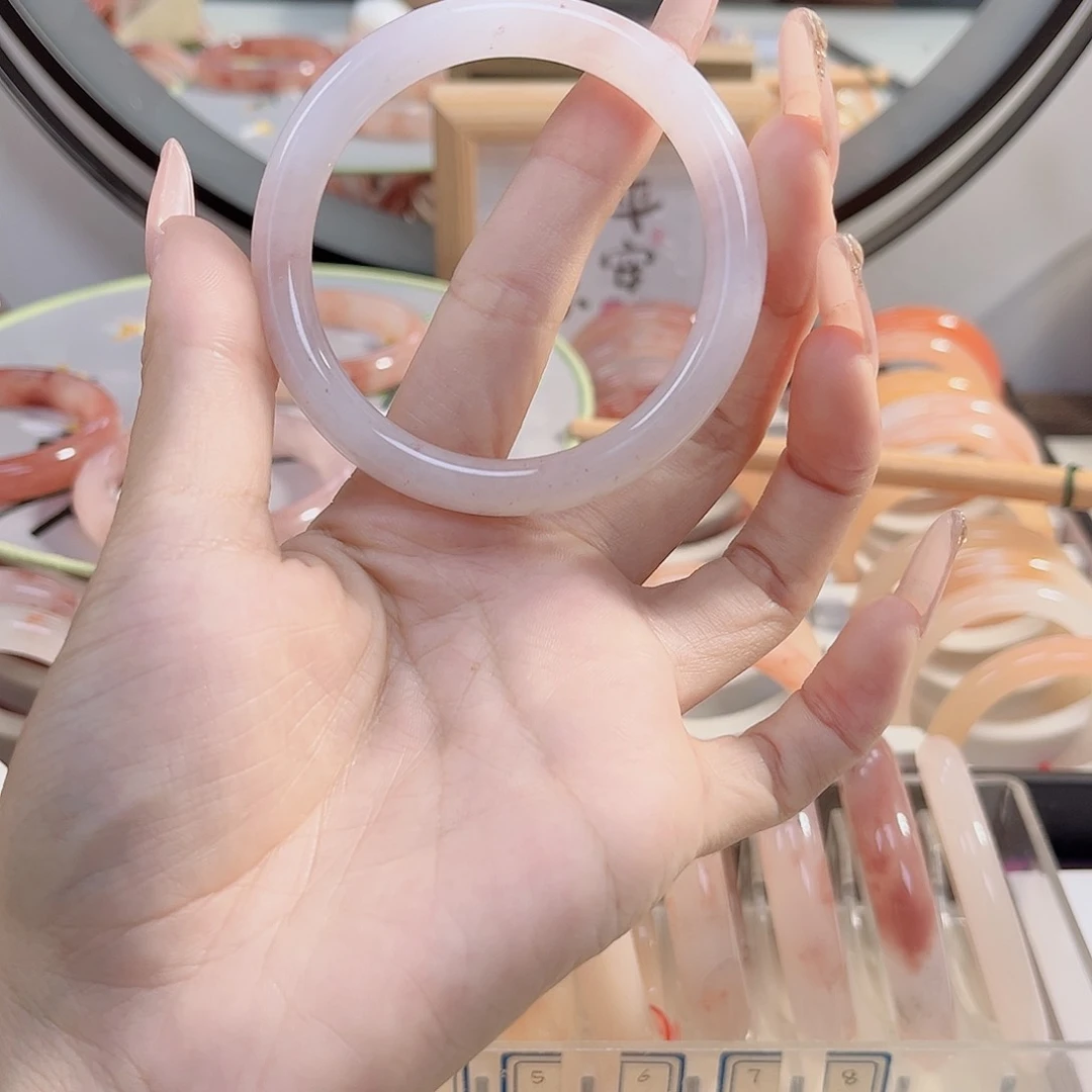 石英质玉手镯未镶嵌三*