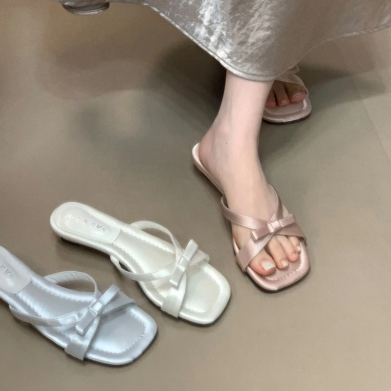 法式绝美绸缎蝴蝶结露趾凉鞋女夏外穿2025新款晚风配裙子一字拖鞋