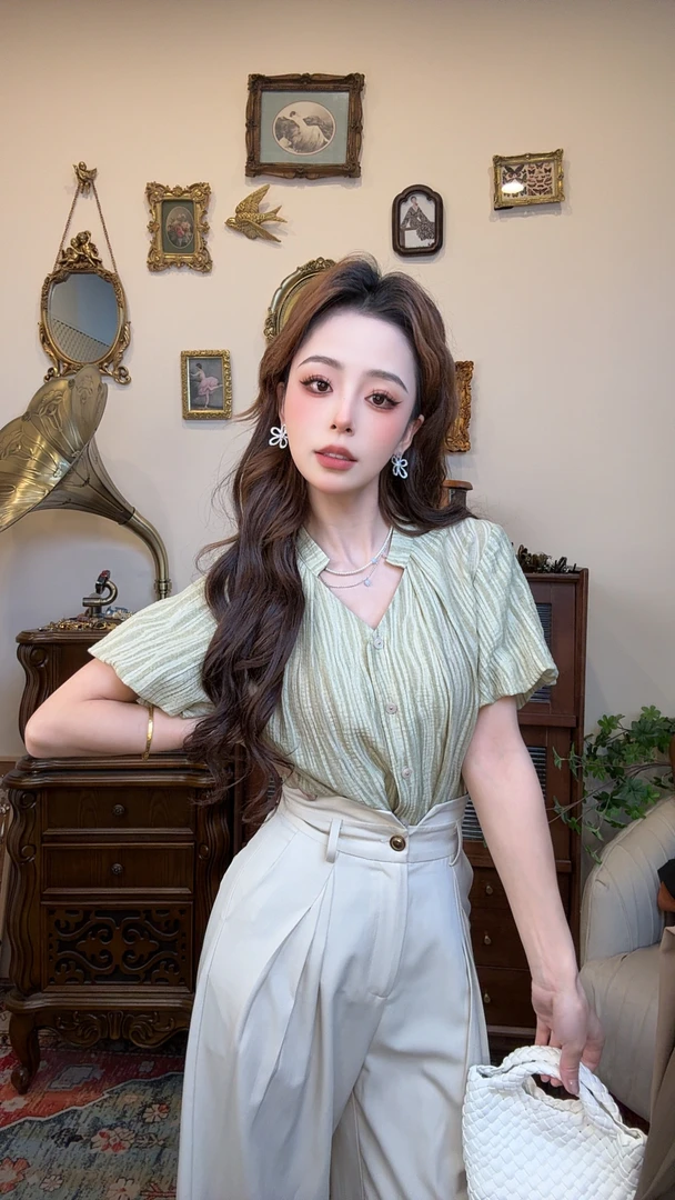 【十一港风】暗纹竖条肌理感提花V领通勤气质短袖衬衫2506Y5327