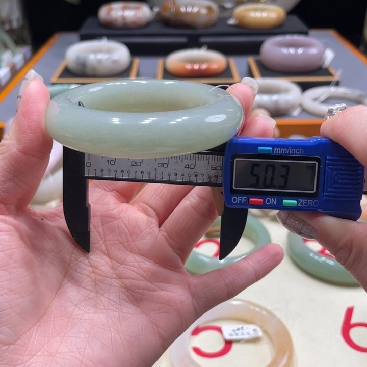 未镶嵌手镯石英质玉