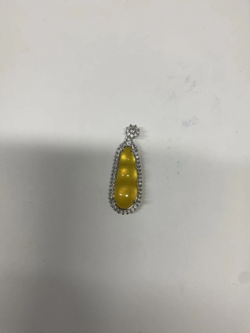 605镶嵌冰黄豆角吊坠