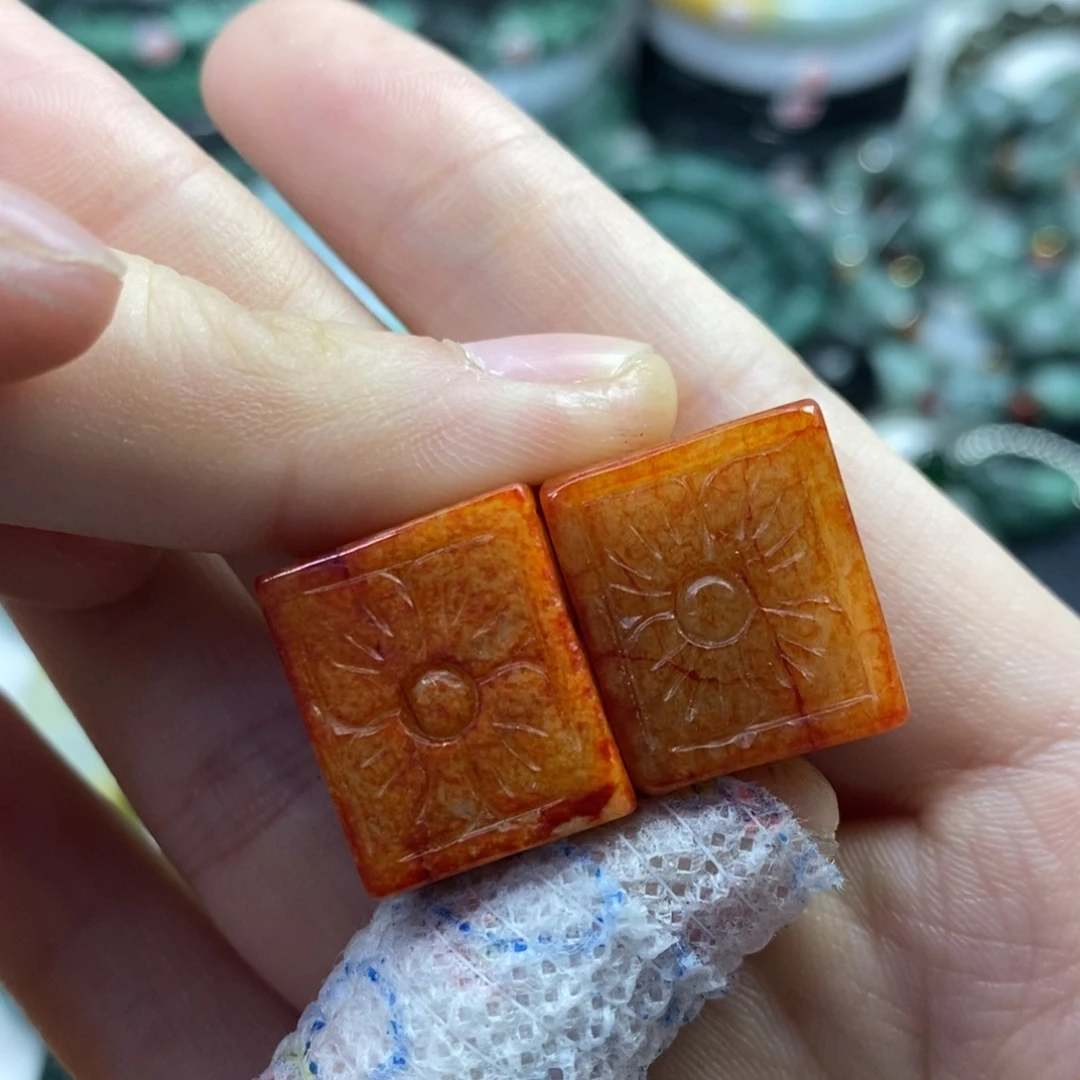 翡翠未镶嵌颈饰白**、