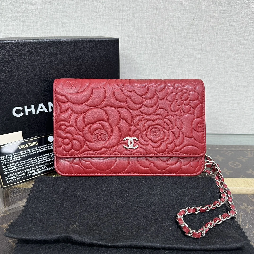 95新 Chanel/香奈儿 红银山茶花立体浮雕花纹woc 05428
