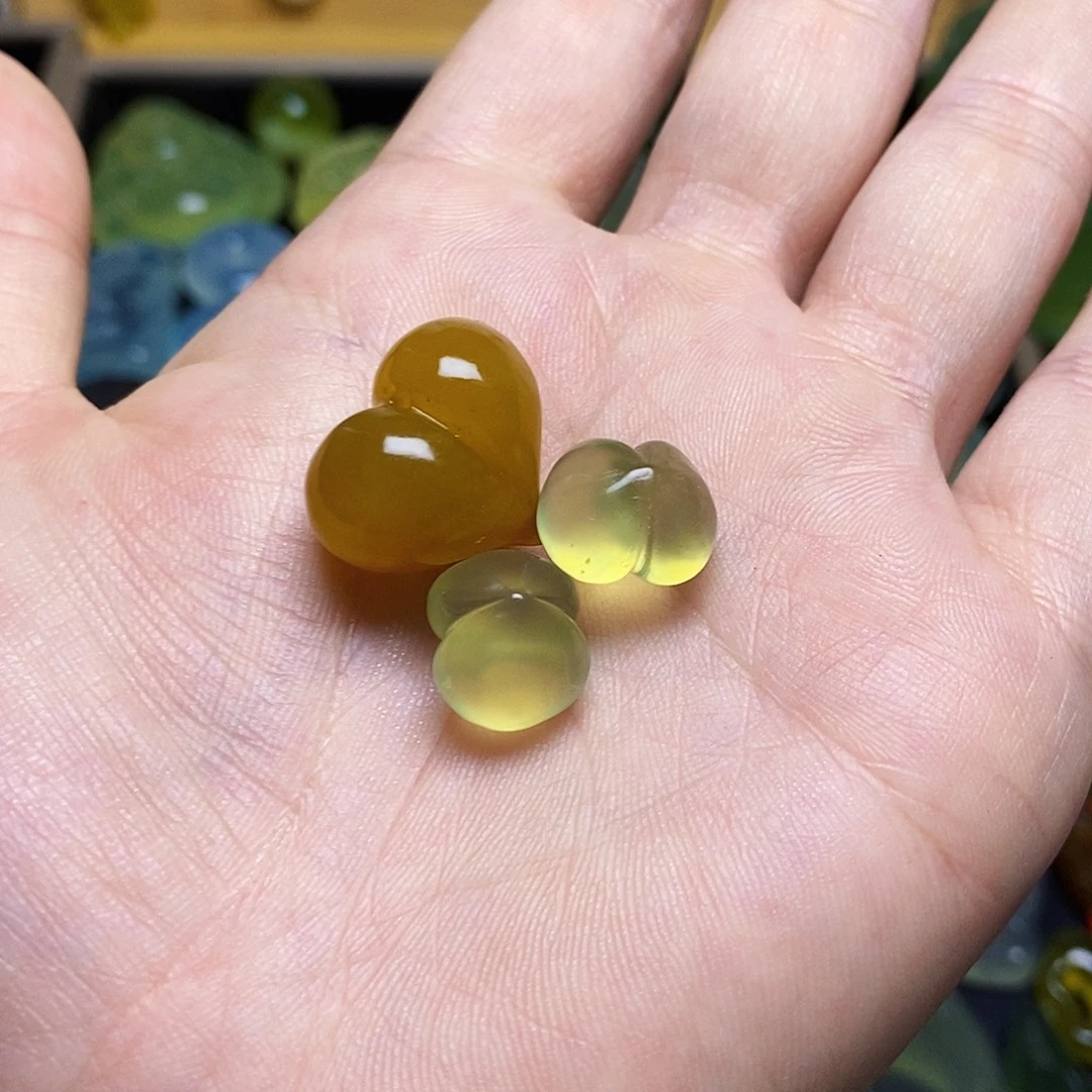 一***光蛇纹石玉未镶嵌颈饰