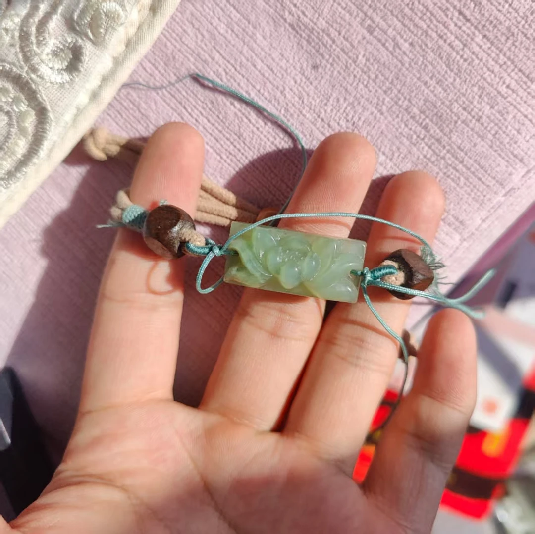 天然岫玉莲花手牌