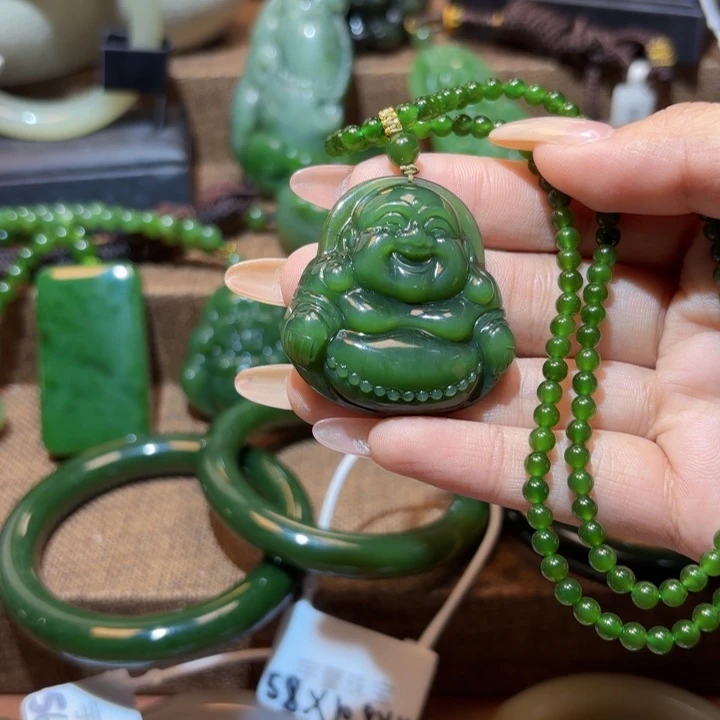 颈饰未镶嵌和田玉（碧玉）